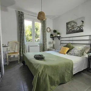 Séjour chez l'habitant Pkg Securise Chambre Avec Salle D'eau Privee, Cafe Ou The, Tv Micro-ondes Jardin Et Table Sous Tilleul En Partage, Six-Fours-les-Plages